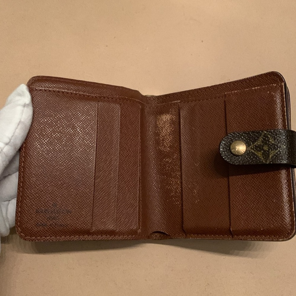SOLD - Authentic LOUIS VUITTON Compact Zip Bi-Fold Monogram Wallet - Picture 5 of 15